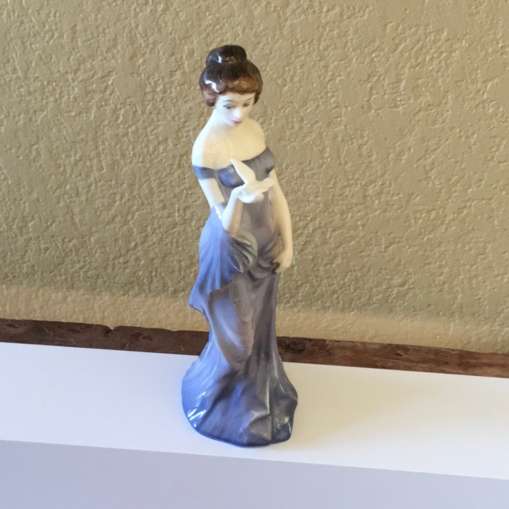 Royal Doulton Harmony HR 2824 1977 one wing broken